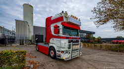 20251019-Tom-Holding-00052